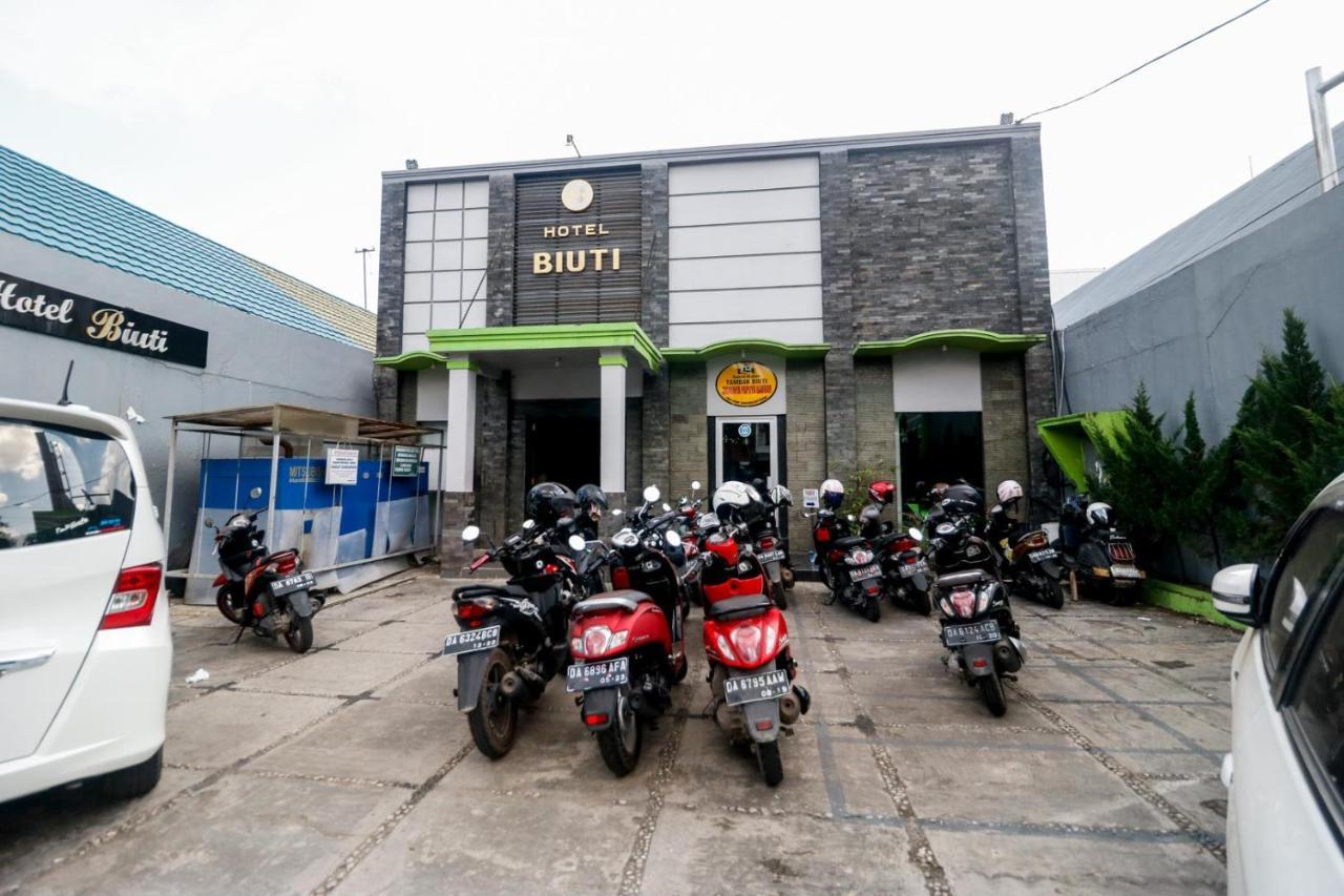 ホテル Reddoorz Plus @ Banjarmasin Tengah エクステリア 写真